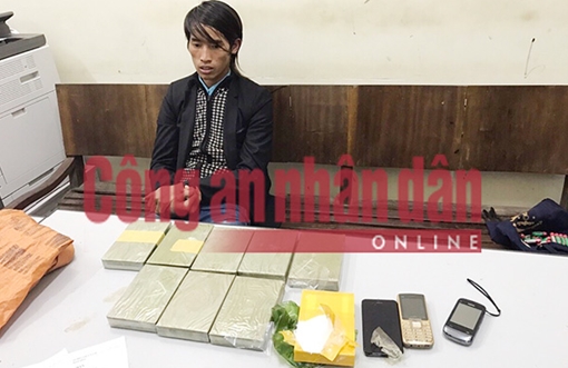 Bắt 2 đối tượng chở 9 bánh heroin bằng xe máy