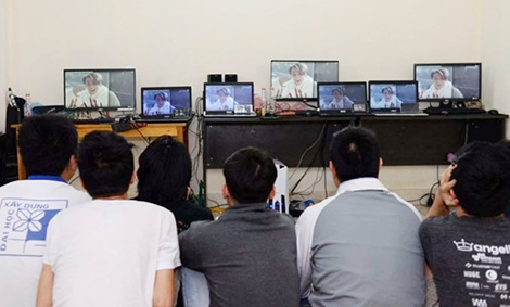 Bi hài chuyện fan “cày view” cho thần tượng