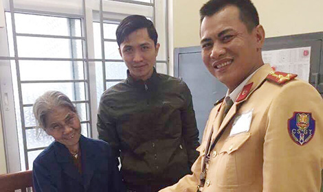 CSGT Đội 15 Công an TP Hà Nội giúp đưa một cụ bà bị lẫn về nhà