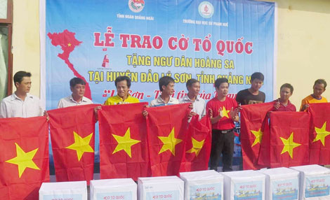 Hàng nghìn lá cờ Tổ quốc từ đất liền gửi tặng Trường Sa