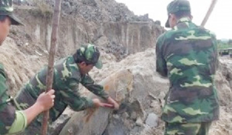 Đào vườn phát hiện quả bom nặng 400kg