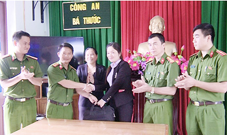 Trao trả hơn 60 triệu đồng bị mất cho người dân