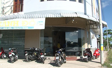 Tên cướp tiệm vàng điên cuồng nã đạn vào 3 Cảnh sát