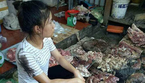 Xem xét xử lý hình sự vụ đổ dầu luyn vào quầy thịt lợn giá rẻ