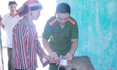 Vượt núi vào thôn, bản cấp chứng minh nhân dân cho đồng bào