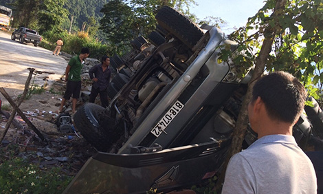 Lật xe đầu kéo trên đèo Lò xo