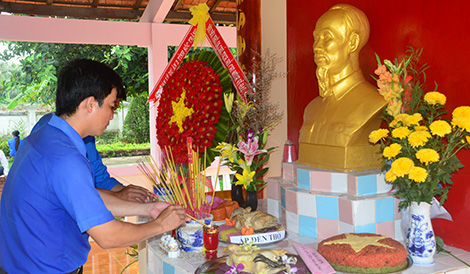 Nhân dân Sóc Trăng đón mừng sinh nhật Bác Hồ