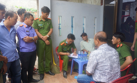 Người đàn ông chết bất thường trên cổ có quấn dây lưng  