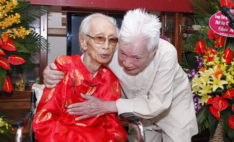 Chúc mừng nhà nghiên cứu, soạn giả Mịch Quang – Đại thọ bách niên và nhận Giải thưởng Hồ Chí Minh 