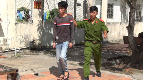 Đột nhập tiệm tạp hóa trộm hàng bán “cày game”