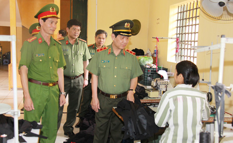 Thứ trưởng Nguyễn Văn Sơn kiểm tra công tác tại Trại giam Xuân Nguyên