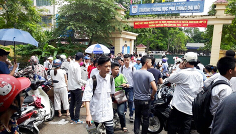 Các trường dân lập tiếp thị học sinh điểm chấp chới ở cả hai nguyện vọng