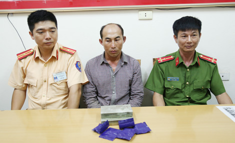 Bắt đối tượng vận chuyển 2 bánh heroin và 1.000 viên ma túy tổng hợp