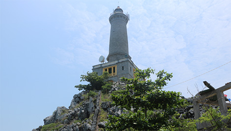 Sáng mãi những ngọn đèn giữa trùng khơi