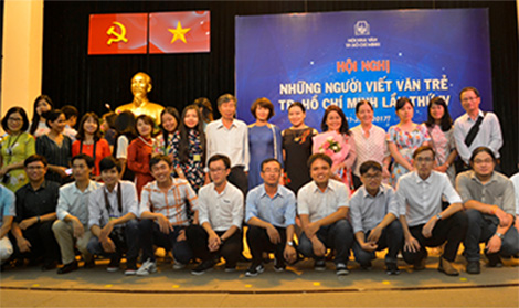 Sứ mệnh trên vai cây bút trẻ