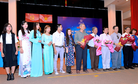 Tình yêu và trách nhiệm của các cây bút trẻ