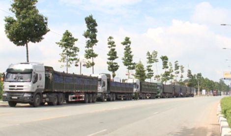 Phát hiện đoàn xe tải chở cát không rõ nguồn gốc