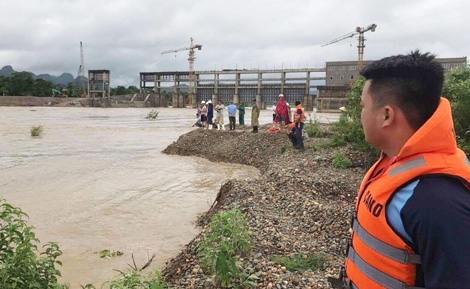 Nỗ lực tìm kiếm 2 nạn nhân bị đuối nước