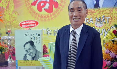 Nhà văn đầu tiên viết bằng chân