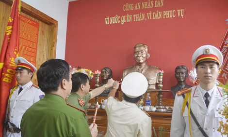 Khắc ghi công ơn người anh hùng