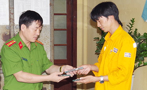 Bất ngờ tìm thấy 150 triệu đồng bị mất cắp trước cửa nhà