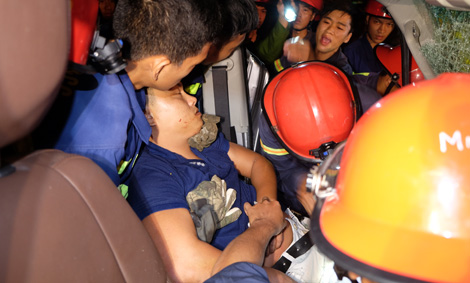 30 phút nghẹt thở cứu tài xế taxi bị mắc kẹt trong xe