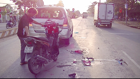 Tông vào xe đang chờ đèn đỏ, một thanh niên nguy kịch