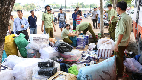 Xe khách liên tỉnh vận chuyển trên 13.000 bao thuốc lá ngoại