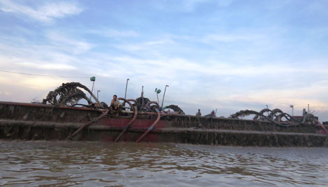 Người dân tổ chức vây bắt tàu cát tặc trên cửa sông Văn Úc