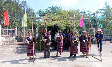 Tìm lại sắc phục Châu Ro