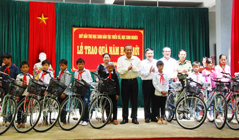 Tặng xe đạp và quà cho học sinh hiếu học Bản Giang