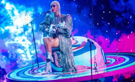 Thời trang Việt vươn mình ra biển lớn