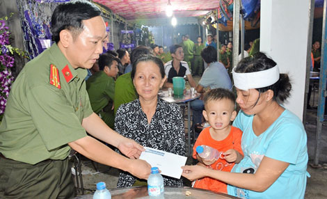 Phát động phong trào học tập gương dũng cảm của Đại úy Phạm Phi Long