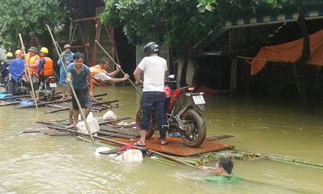 Công an bơi đẩy bè đưa hàng nghìn người dân qua vùng ngập lũ 