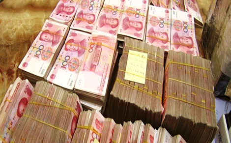 Vận chuyển trái phép gần 1 triệu nhân dân tệ qua biên giới