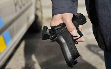 Dùng súng rởm đe dọa không xong, vung mã tấu chém người