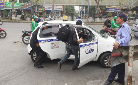 Loạn taxi trước cổng bệnh viện