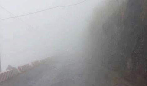 Sương mù,  “phượt thủ” mất lái lao xuống vực