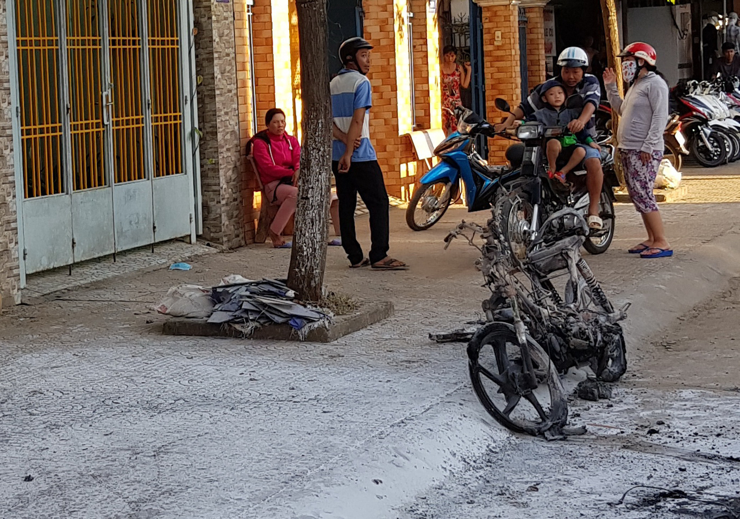 Xe máy bốc cháy khi đang lưu thông trên đường