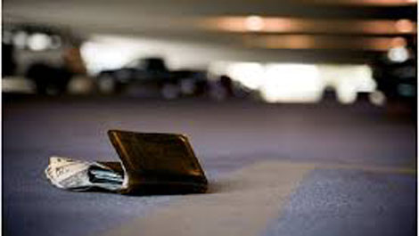 Công an phường trao trả tài sản cho người đánh rơi