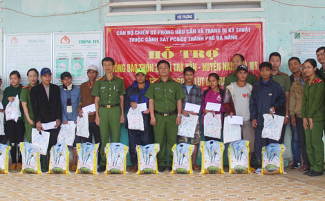 Nhiều phần quà nghĩa tình đến với người dân vùng lũ lụt