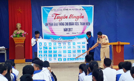 Ba cùng với đồng bào để tuyên truyền về an toàn giao thông