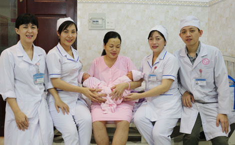 Niềm hạnh phúc vô bờ của người phụ nữ 42 tuổi lần đầu được làm mẹ