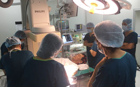 Lần đầu tiên thay van tim qua động mạch cảnh chung trái thành công tại Việt Nam