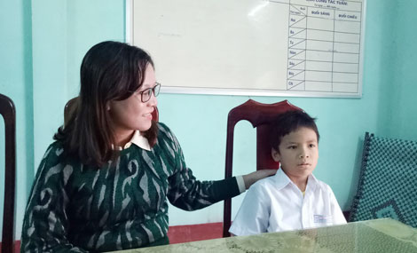 Em Hồ Đăng Khoa trả lại nhẫn vàng cho người đánh rơi