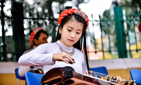 Lớn lên trong điệu đàn đất nước