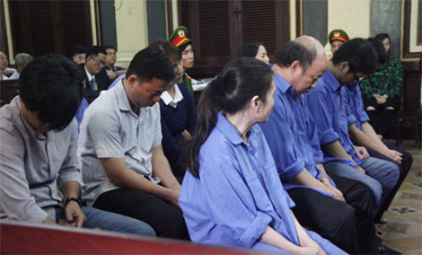 Giám đốc chi nhánh ngân hàng tham ô được giảm mức án