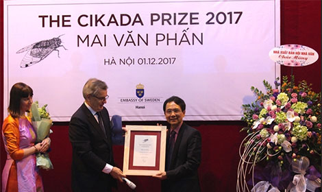 Nhà thơ "xuất khẩu" văn hóa Việt  từ những điều bình dị