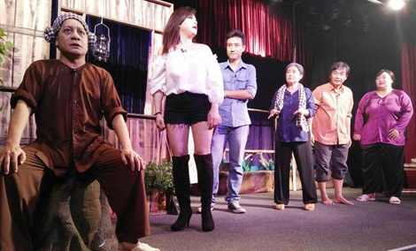 Sân khấu ồ ạt ra đời: Sống còn bằng niềm đam mê