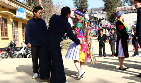 Tục đón năm mới lỳ lạ